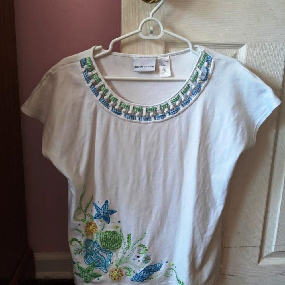Alfred Dunner size L White Top with Seashell Desig